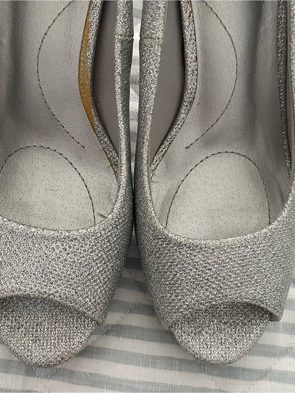 DREAM PAIRS Silver Sparkly Peep-Toe Pumps Size 9.5 - Picture 4 of 9